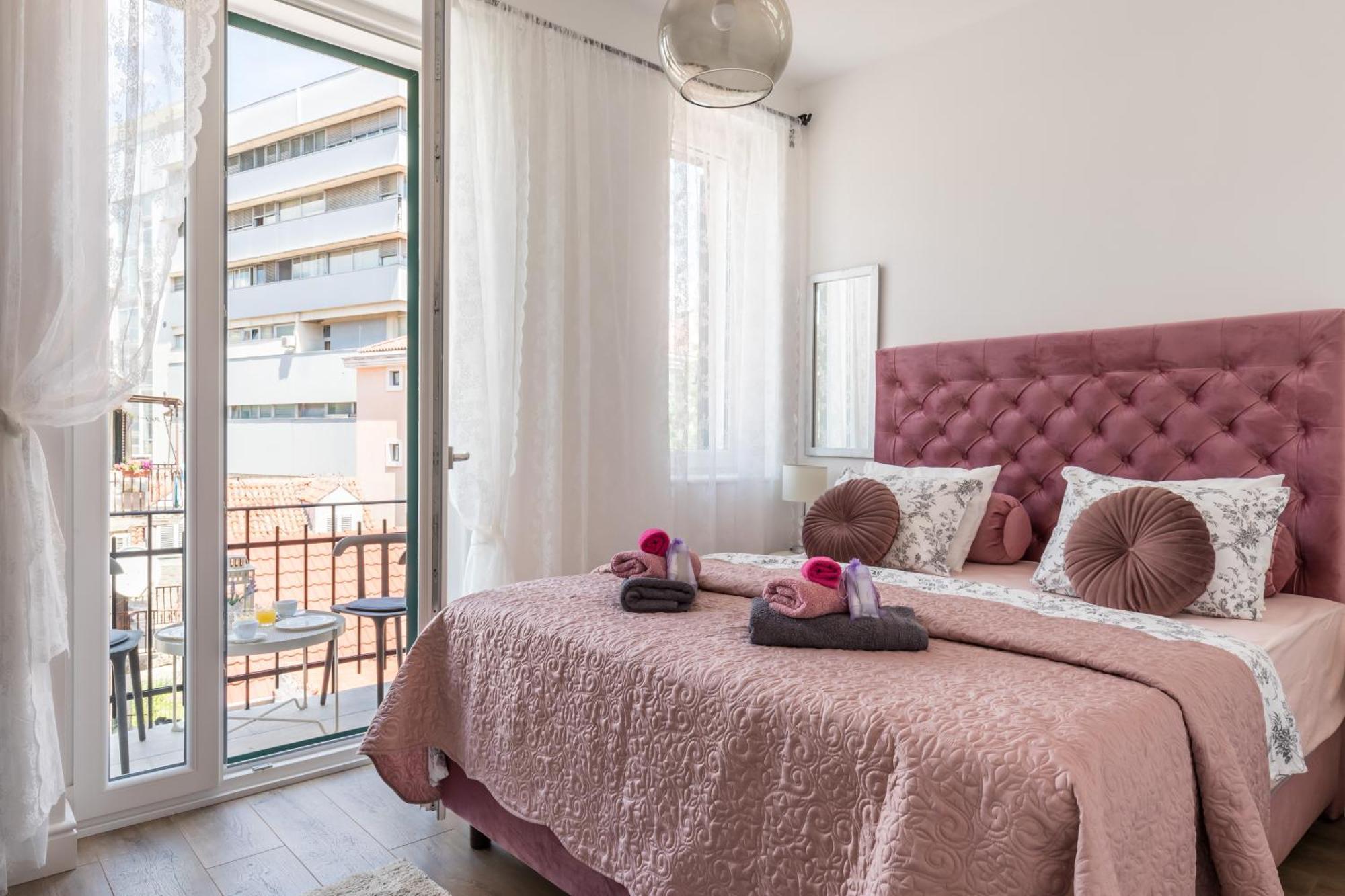 Romantic Apartment With Balcony Split Eksteriør billede