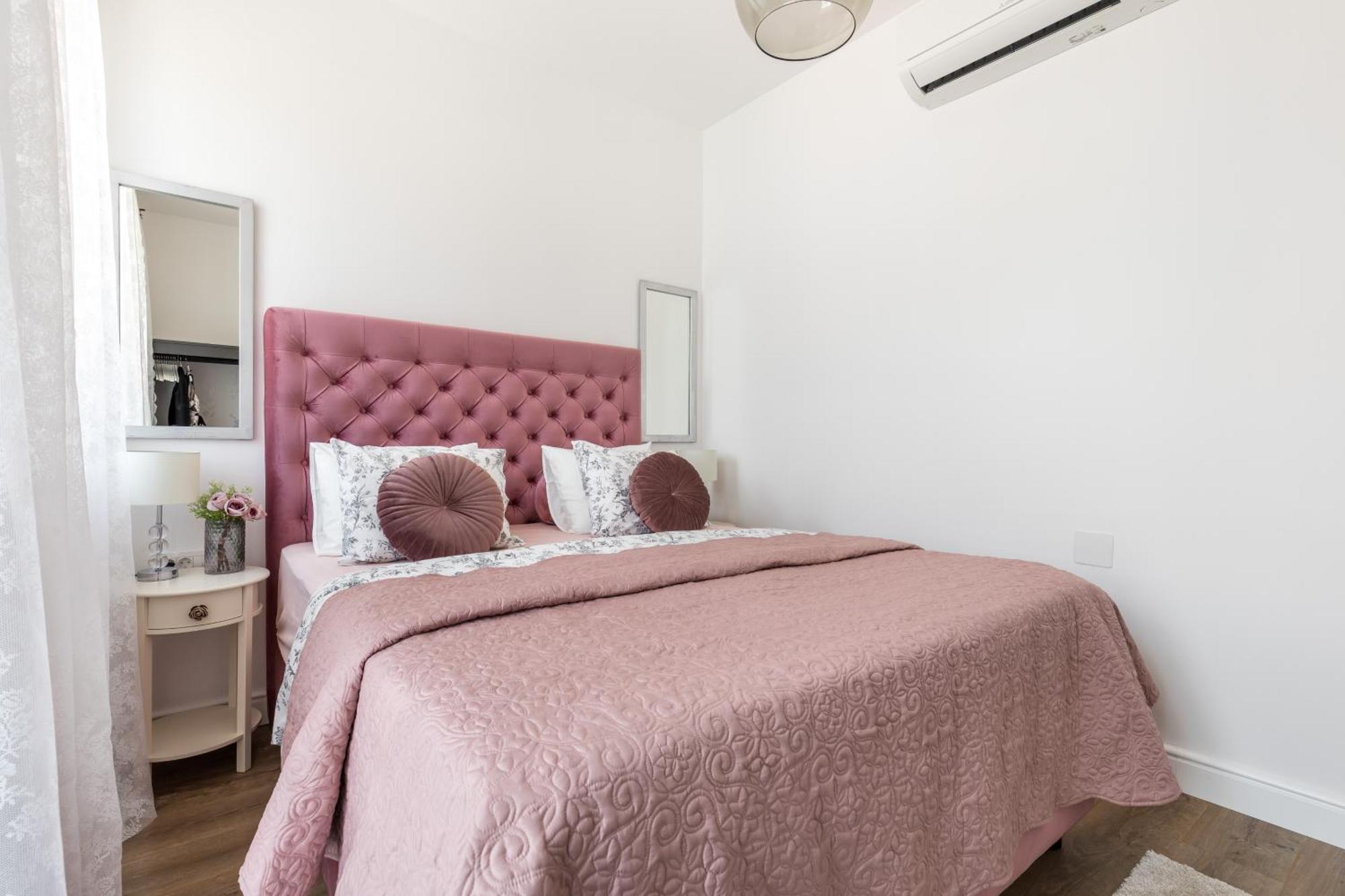Romantic Apartment With Balcony Split Eksteriør billede